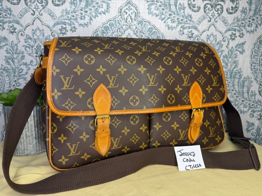 Louis Vuitton Sac Gibeciere GM
